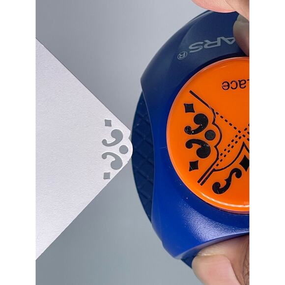 Fiskars Heritage Decorative Corner Paper Punch - Picture 5 of 6